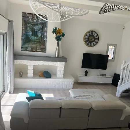 Jolie A Villa